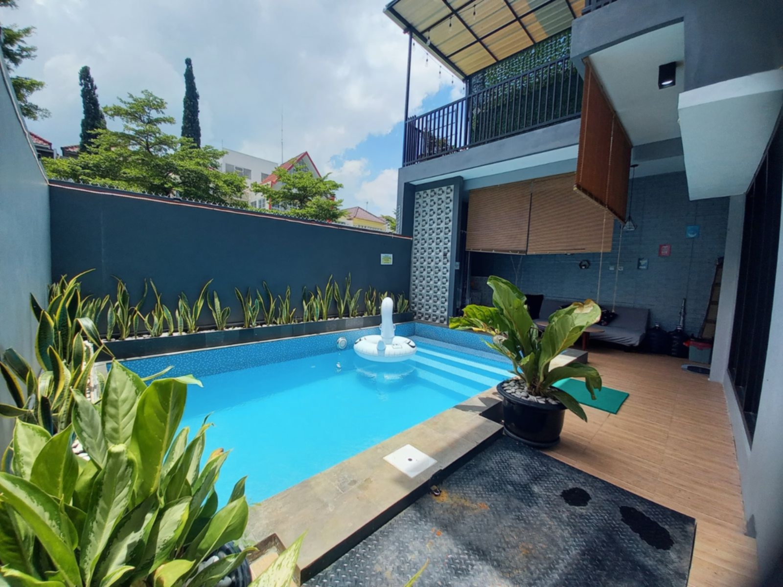 ide desain kolam renang yang cocok untuk rumah minimalis