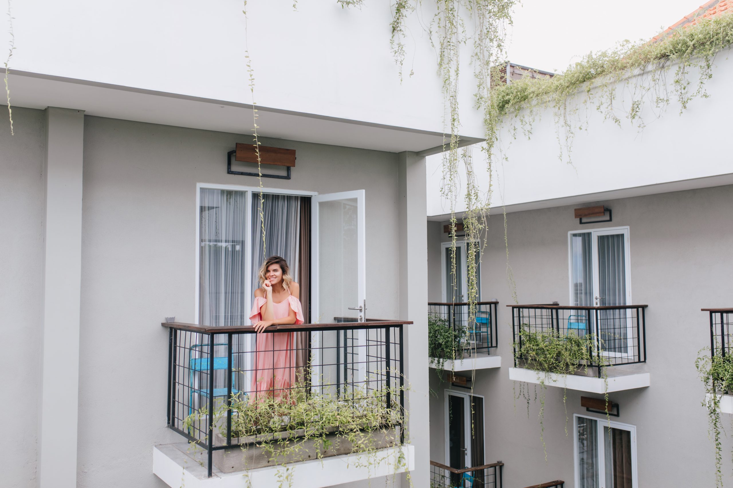 Inspirasi Balkon Apartemen Kecil Jadi Spot Healing